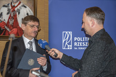 Prof. Grzegorz Wrochna podczas wywiadu,