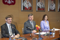 Od lewej: prof. Grzegorz Wrochna, prof. Piotr Koszelnik, dr Ewa Leniart,