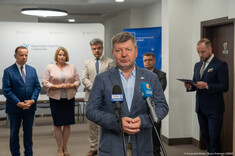 Na pierwszym planie rektor prof. Piotr Koszelnik, 