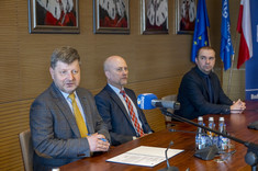 Spotkanie w sali Senatu, od lewej: prof. P. Koszelnik, prof. J. Sęp, dr inż. K. Boryczko.