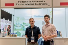 Od lewej: prof. PRz A. Masłoń, mgr inż. W. Strojny,